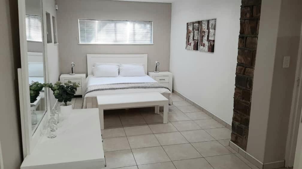 Feather Self Catering Accommodation 빈트후크 외부 사진